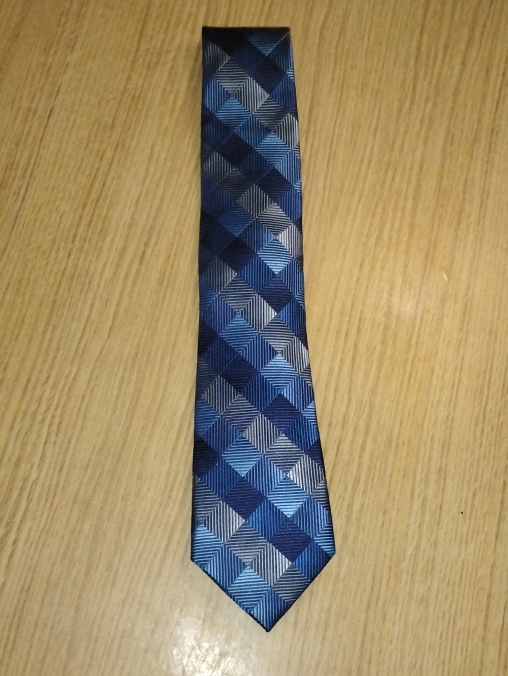 Classic Blue Geometric Men's Tie - Stylish Patterned Neckwear